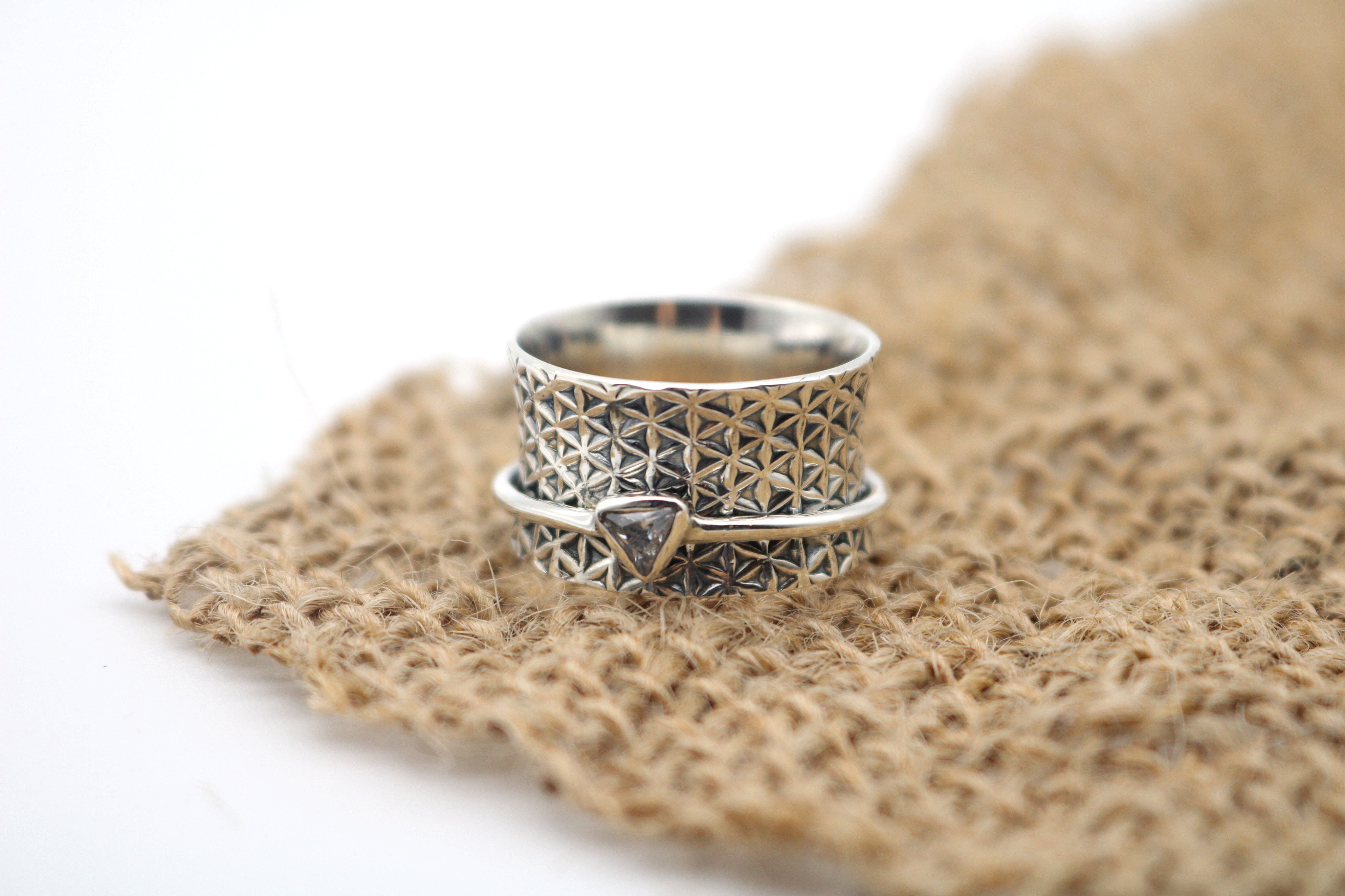Geometric Trillian Spinner Ring
