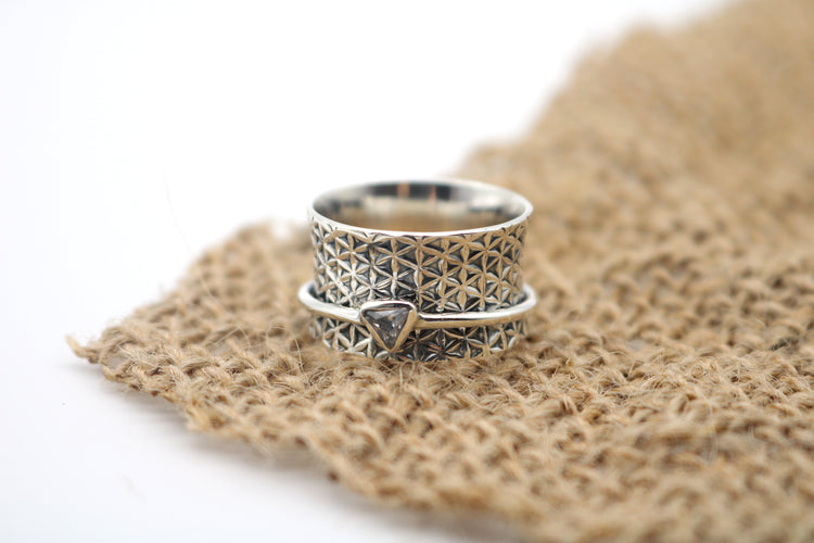 Geometric Trillian Spinner Ring